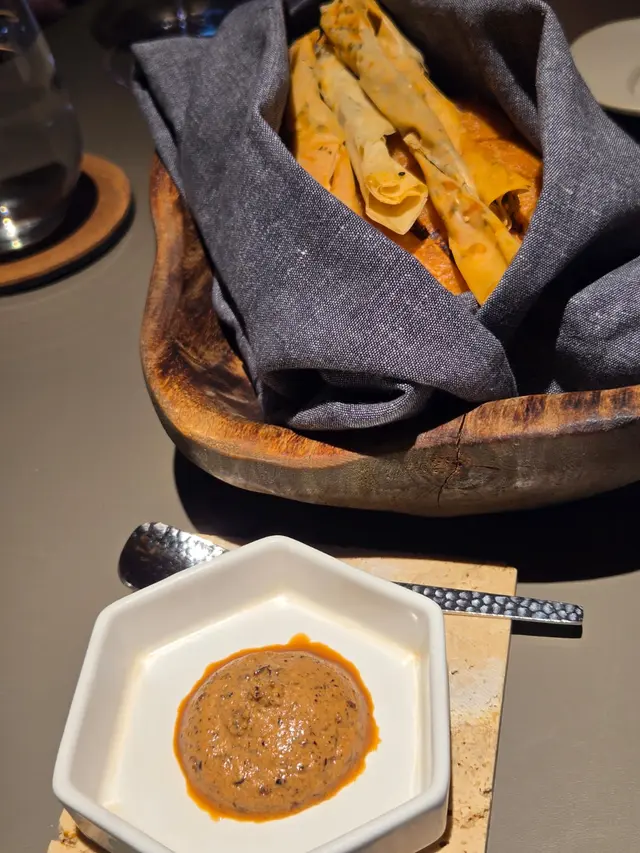 個麵包籃有兩款包:脆嗰款本身已經落咗香草,就咁食已經好夠味,唔使點醬;軟身嗰款就可以點佢哋特別嘅豆豉牛油。豆豉味係好突出,但我就覺得個味道唔系幾開胃