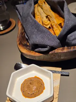 個麵包籃有兩款包：脆嗰款本身已經落咗香草，就咁食已經好夠味，唔使點醬；軟身嗰款就可以點佢哋特別嘅豆豉牛油。豆豉味係好突出，但我就覺得個味道唔系幾開胃