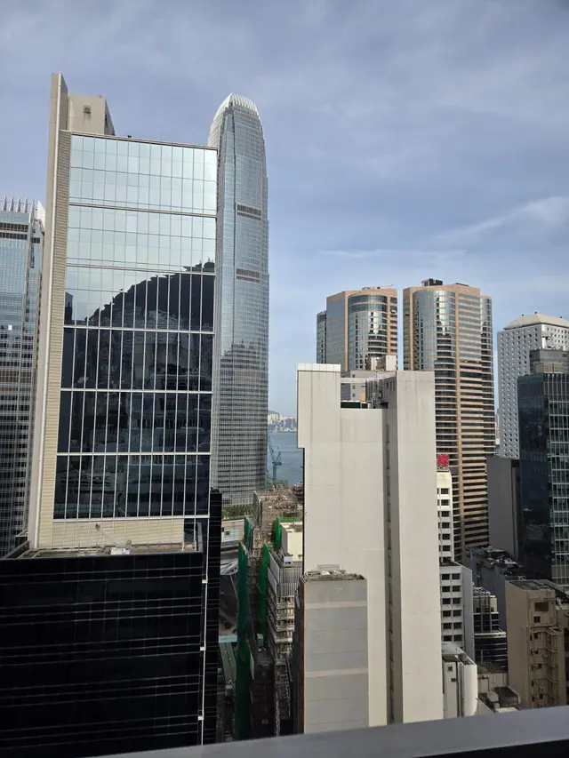 呢度雖然係高層,但設有室外陽台,而且景觀開揚,坐喺度真係好舒服,呢一點真係大加分