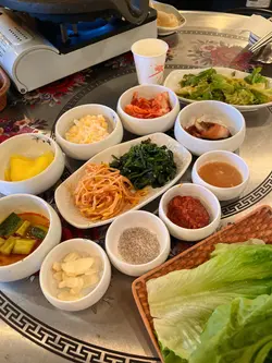 最近我去咗一间韩烧餐厅，真系好开心！职员超友善，仲主动帮我哋烧烤，感觉好温暖。食物味道一流，各种小菜齐全，个个都好好味！佢哋嘅酱料特别好，配所有食物都正。我已经决定下次带多啲朋友来，大家一齐品尝！真系好期待再嚟！😝😝😝