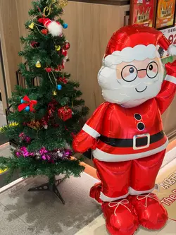 成间舖头都开始有圣诞嘅装饰
一入门口就见到个好可爱嘅圣诞老人同圣诞树