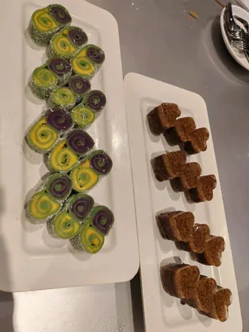 鴛鴦椰蓉奶皇卷，紅豆桂花糕