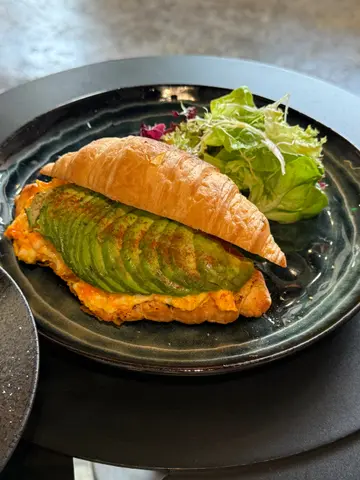 炒蛋大虾牛油果牛角包