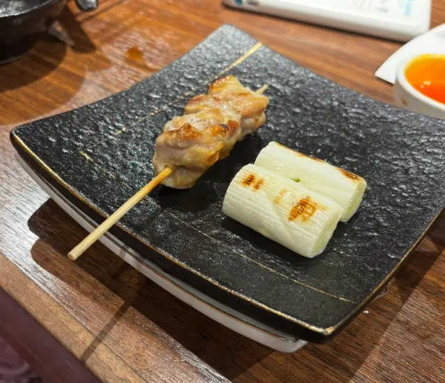 串燒完全冇味,好似啱啱喺雪櫃度拎出嚟,整熱少少就擺上隻碟俾你食咁。
(見圖片)
食完啲碟唔係收起,而係直接將新嘅食物疊上污糟碟。
呢啲唔係懶,係真係好嘔心呀!