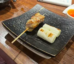 串烧完全冇味，好似啱啱喺雪柜度拎出嚟，整热少少就摆上只碟俾你食咁。

（见图片）
食完啲碟唔系收起，而系直接将新嘅食物叠上污糟碟。

呢啲唔系懒，系真系好呕心呀！