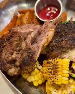 慢煮美式煙燻帶骨牛肩胛10oz 配薯角 • 蔬菜