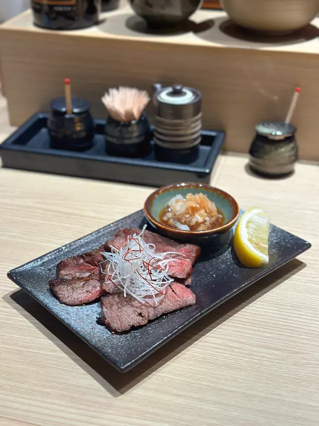 鹽燒牛橫膈膜肉配蘿蔔茸柑橘酢