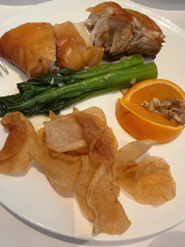 Bairrada 烤乳豬 配薯片、橙和核桃