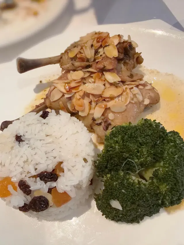 雞腿配蜂蜜和杏仁乾果飯