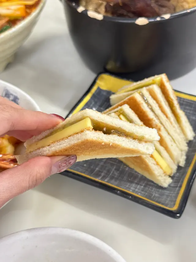 牛油咖央多士 外脆內軟，牛油同咖央比例剛好，一定要趁熱食！冰火交融既口感邪惡又幸福🍞✨

#馬來西亞菜