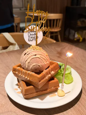 蓝莓提子伯爵茶糯米窝夫配朱古力雪糕