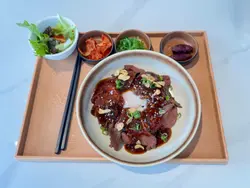 炙燒慢煮美國封門柳香蔥牛丼，日本溫泉蛋蓋飯