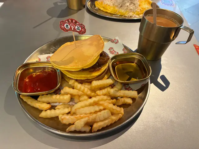 沙嗲牛肉拼厚切午餐肉熱香餅漢堡配薯條