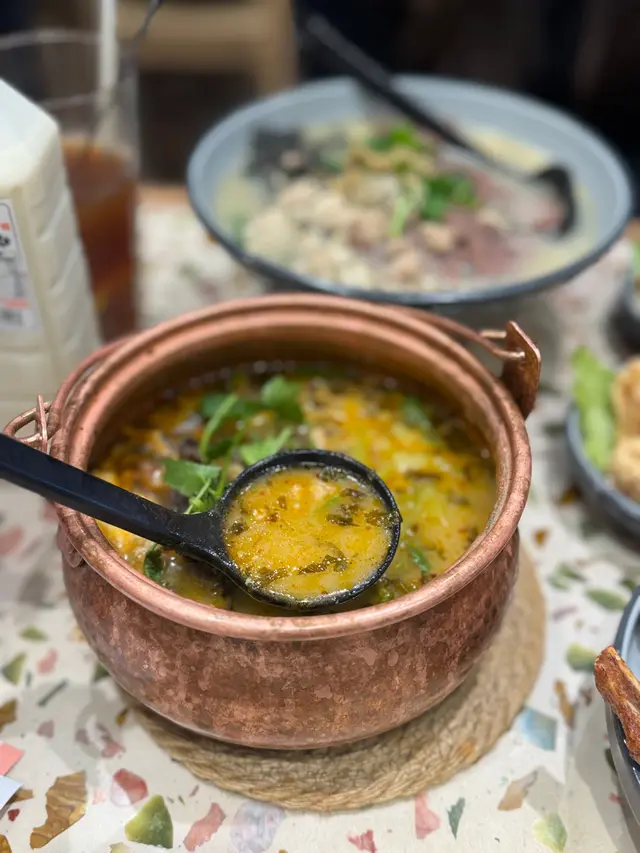 招牌豬扒酸酸辣辣銅鍋米線