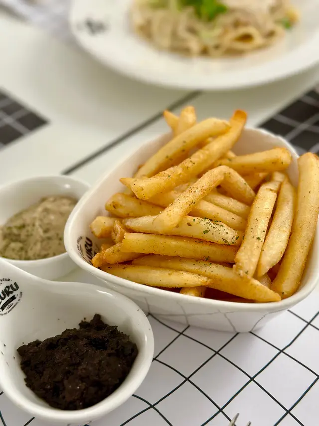 炸香脆粗直薯條配黑松露醬