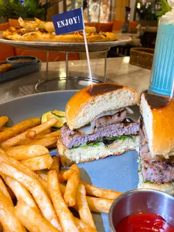 特級鴨肝芝士牛肉漢堡 配薯條