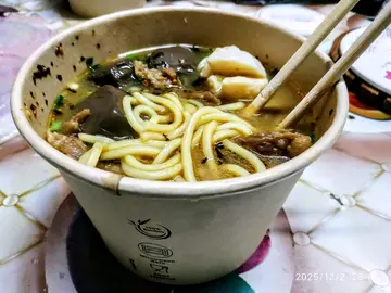 特價38元車仔麵(油麵)(清湯)墨魚丸1粒 蘿蔔2件 牛丸1粒 豬紅3件 沙嗲牛肉3塊