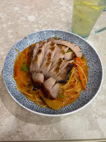 冬阴炒意粉配猪颈肉