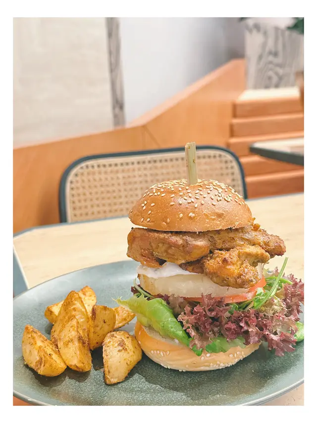 烤雞菠蘿漢堡配檸檬乳酪醬及焗薯