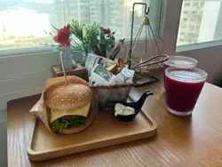 紐西蘭牛肉芝士漢堡（伴薯角）