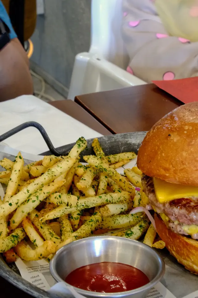 和牛漢堡配紫菜薯條