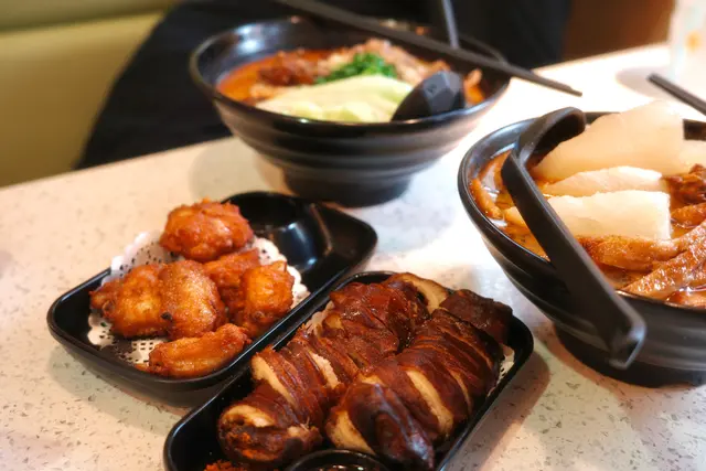 豬軟骨蘿蔔酸辣米線 炸脆皮大腸 南乳雞粒