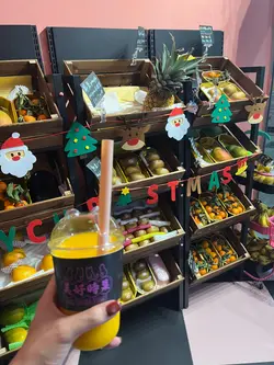 鲜果汁即点即搾，又唔会加糖水，甜味全部黎自日本生果本身。生果新鲜，听老细讲系佢每晚亲自拣货，生果质素有保证，好饮！