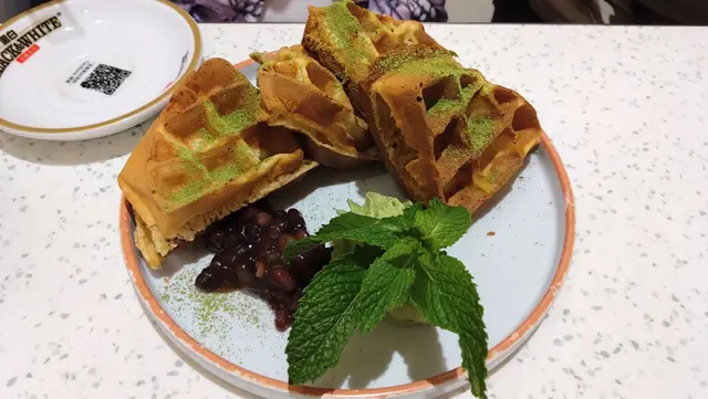 抹茶忌廉味甘微甜，窩夫溫熱香脆，調校得恰到好處