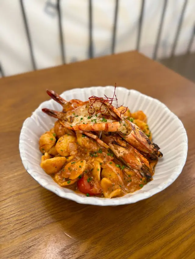 虎蝦貓耳朵粉伴自家熬製龍蝦汁