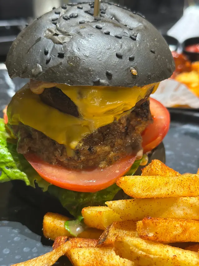 手打牛肉及原隻大蘑菇漢堡配薯條