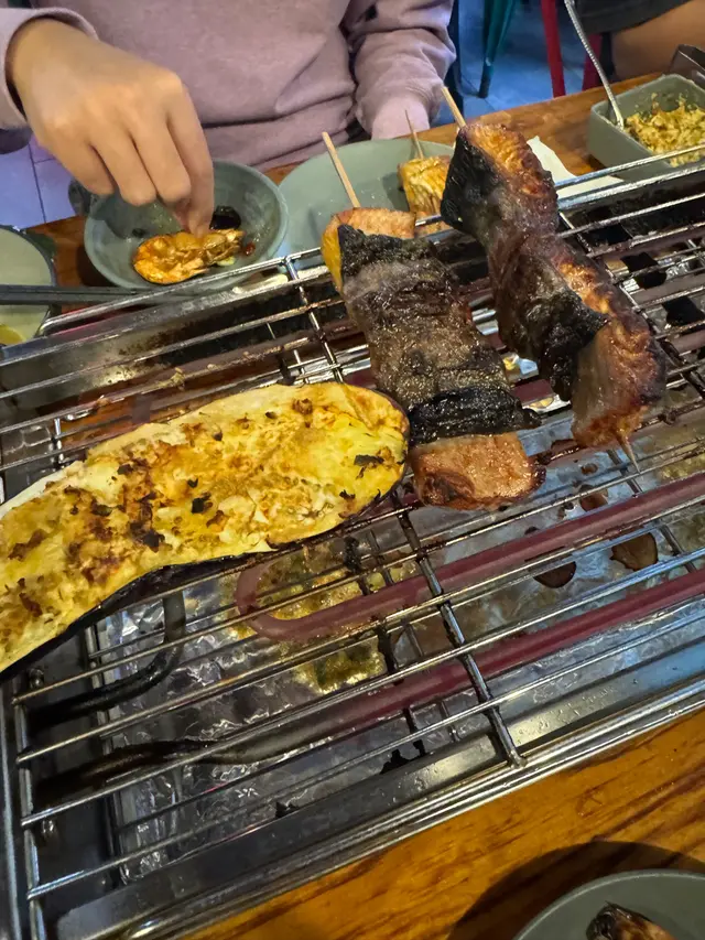 今日同朋友嚟咗佐敦分店，￼地點方便，佐敦站的D2出口行幾分鐘就到好啱同朋友一齊嚟食！場內有多款海鮮、蠔、大蝦仲有各式各樣蔬菜，總有一樣啱你食！

￼水池入面有好多生猛大蝦，即夾出嚟即刻燒，超新鮮！




