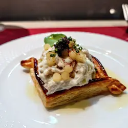 🐑蟹盒，蟹肉系罐头货嚟嘅，一道有鱼子有柚子珠珠的菜式，摆入焗炉焗热上枱，其实好奇怪。