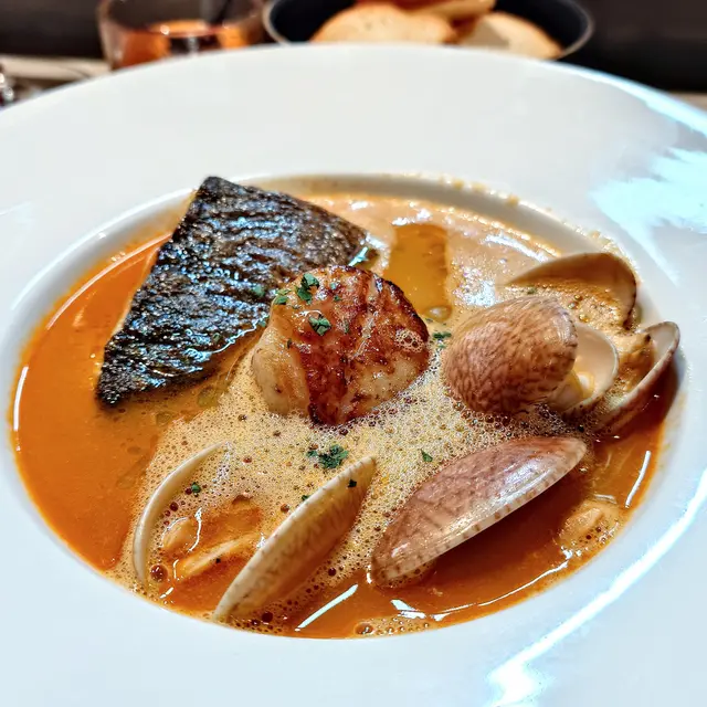 🐑法式馬賽魚湯,湯本身好夠海鮮味、好夠酒味,各方面味道平衡,呢個值得一讚。奈何,魚同帶子本來煎得好地地、又多手擺入焗爐焗做乜鬼呢?咁樣一焗就稍為焗老咗少少喇。同埋4隻花甲有兩隻有沙,其後飲到湯裡面都有少許沙,個湯本來好地地,破壞咗喇😅