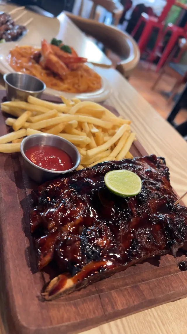 肉質鮮嫩,一次見到粉紅色肉質,骨肉分離